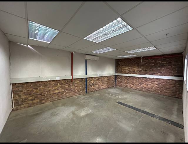 1,969M² WAREHOUSE TO LET IN CLAYVILLE